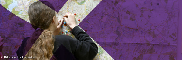 Frau vor Landkarte
